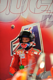 Casey Stoner con lo sguardo ai monitor per controllare i tempi durante le qualifiche