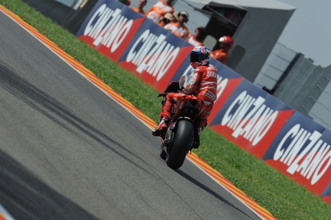 Casey Stoner si gira per studiare la situazione alle sue spalle