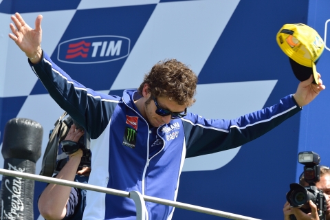 Valentino Rossi si inchina e sembra voler abbracciare tutti i suoi fan