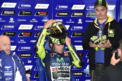 Valentino Rossi mentre indossa il casco