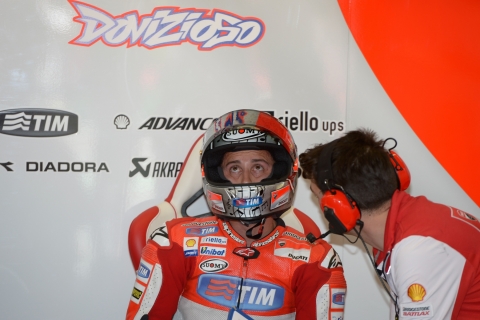 Andrea Dovizioso studia i tempi sui monitor