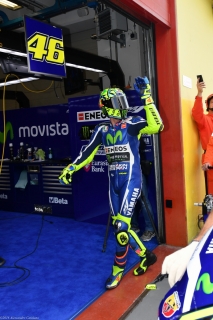 Valentino Rossi saluta i suoi fan