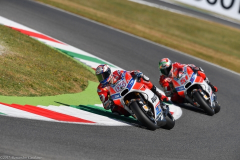 Andrea Dovizioso seguito da Michele Pirro nelle prove libere