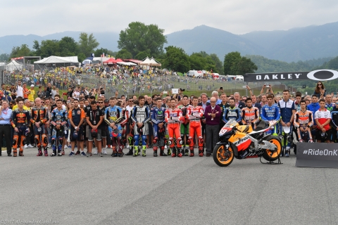 In tutto il Circuitp del Mugello viene osservato un assoluto quanto assordante silenzio in ricordo di Nicki Hayden